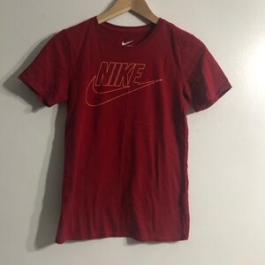 Nike women’s Top athletic cut crewneck pull over short sleeves red.S